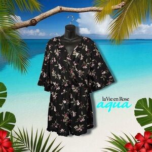 NWOT, La Vie en Rose Aqua, Romper Floral
Pattern, Small, Black, Pink 🌸